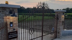 A gated entrance with a sign reading "Bed & Breakfast Ca Tognella." - B&B Cà Tognella (Pescantina)