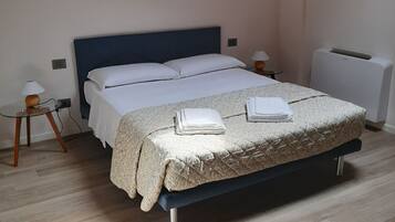 Habitación doble Confort, 1 cama Queen size, regadera para personas con discapacidad | Sábanas italianas Frette, ropa de cama de alta calidad y edredón