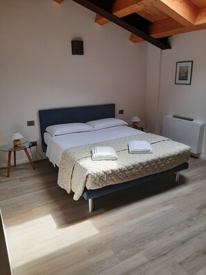 Comfort Double Room, 1 Queen Bed, Roll-in Shower | Frette Italian sheets, premium bedding, down comforters - B&B Cà Tognella (Pescantina)