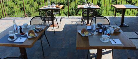 Quarto quádruplo luxo, vista para o vinhedo | Terraço/pátio