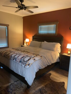 1 bedroom, iron/ironing board, WiFi, bed sheets - Rustic Roost - Cozy Cottage near downtown El Dorado, KS (El Dorado)