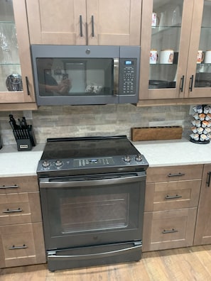 Een koelkast, een microgolfoven, een oven, een kookplaat