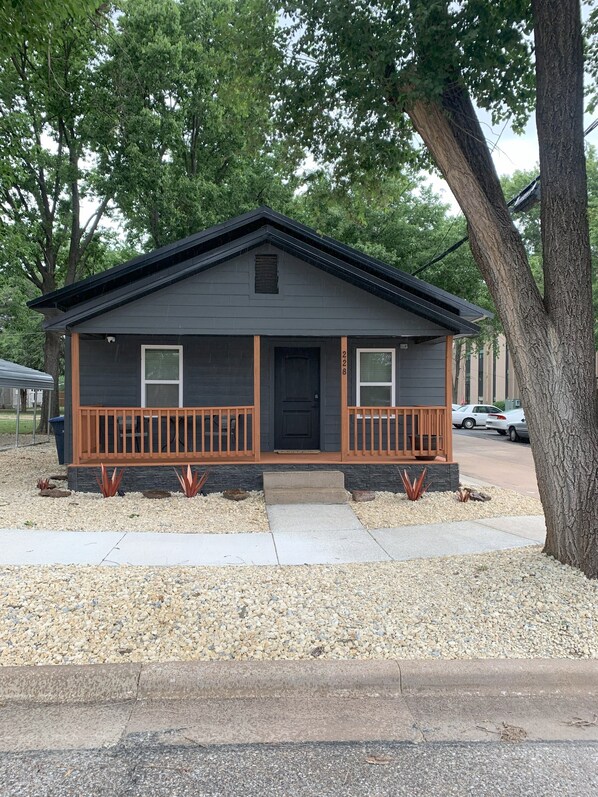 Exterior - Rustic Roost - Cozy Cottage near downtown El Dorado, KS (El Dorado)