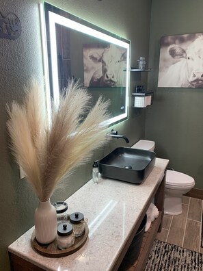 Shower, hair dryer, towels, soap - Rustic Roost - Cozy Cottage near downtown El Dorado, KS (El Dorado)