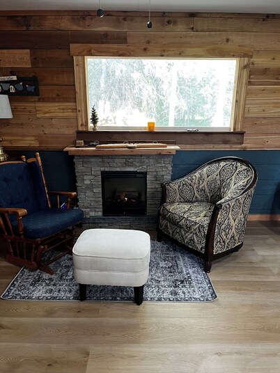 Cabin in the forest between Banff & Calgary Dogs welcome
