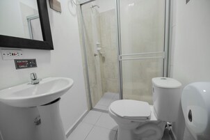 Ducha, toallas, jabón, shampoo