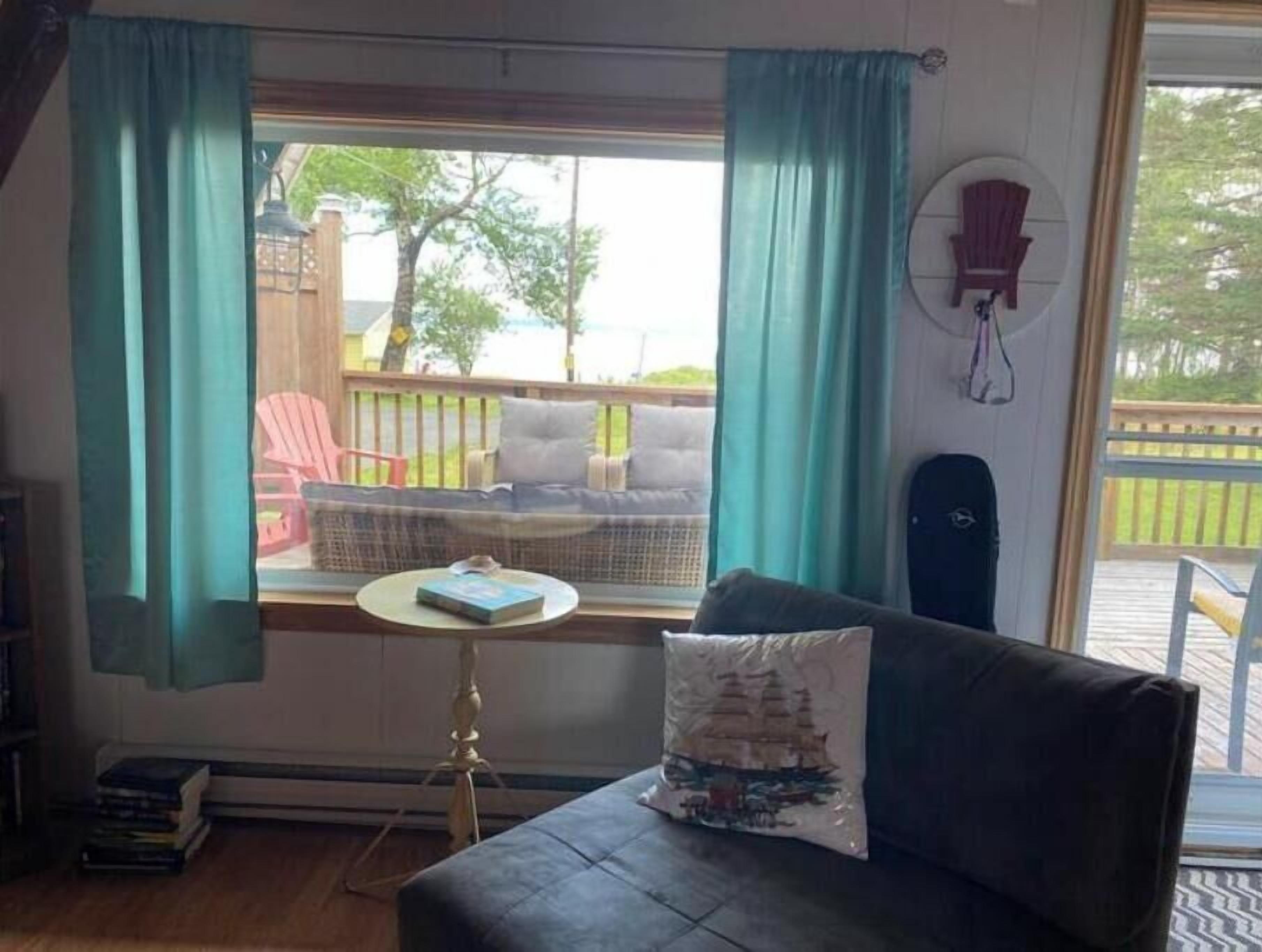 Una Smart TV, un reproductor de DVD, libros