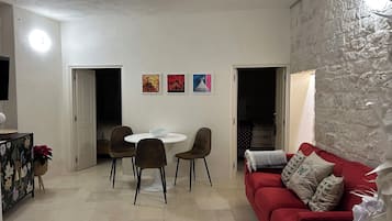 Deluxe-Suite, eigenes Bad, Blick auf den Innenhof | Wohnbereich | 43-Zoll-Smart-TV mit Satellitenempfang