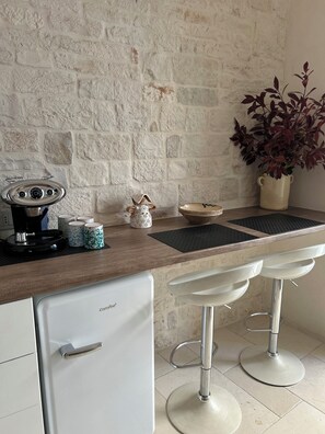 Suite Deluxe, baño privado, vistas al patio | Servicio de comidas en la habitación