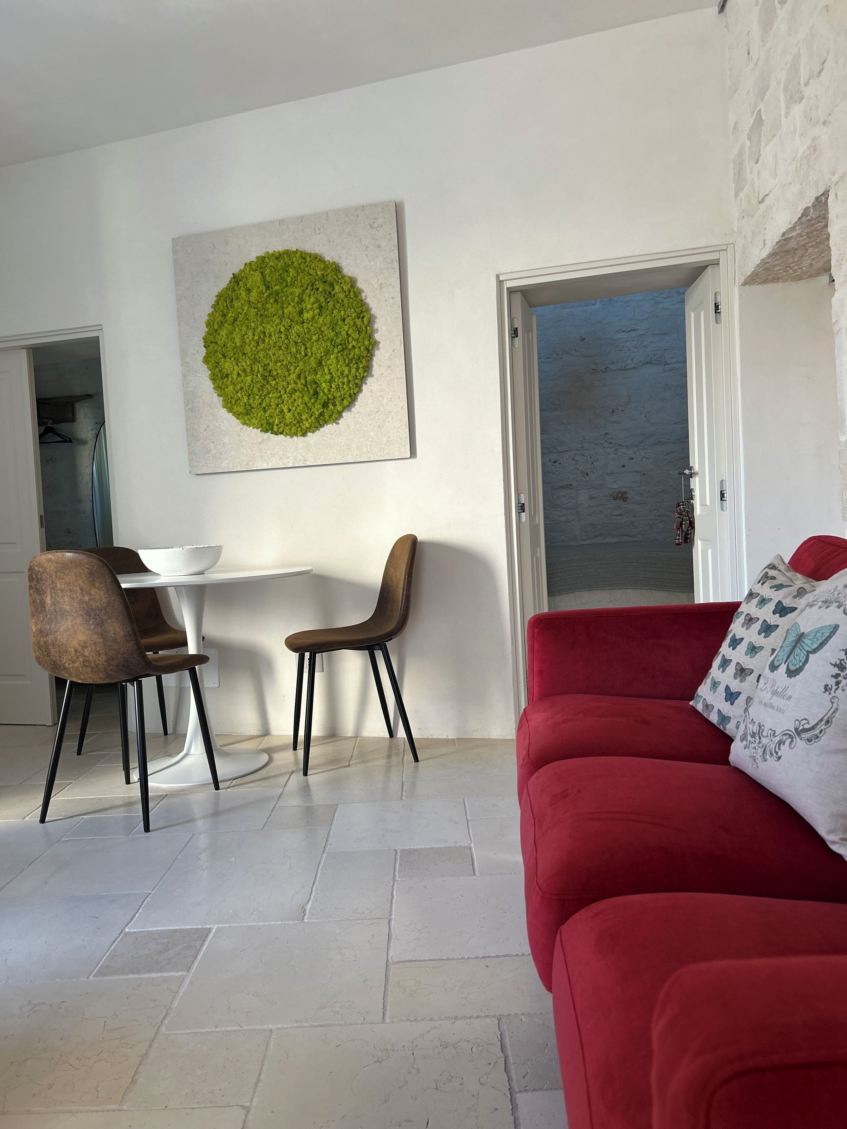 Suite Deluxe, salle de bains privée, vue cour intérieure | Coin séjour | TV connectée de 43 pouces avec chaînes par satellite