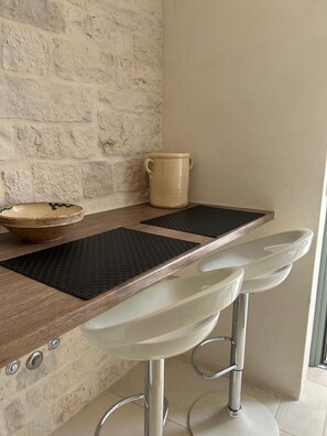 Deluxe Suite, Private Bathroom, Courtyard View | Living area | 43-inch Smart TV with satellite channels - Montesanto 60 Suite & Relax Alberobello (Alberobello)