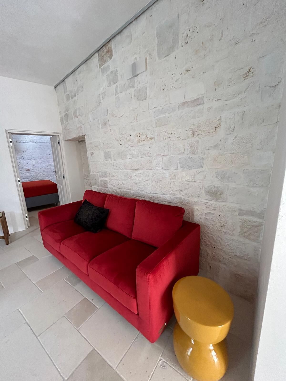 Suite Deluxe, salle de bains privée, vue cour intérieure | Coin séjour | TV connectée de 43 pouces avec chaînes par satellite