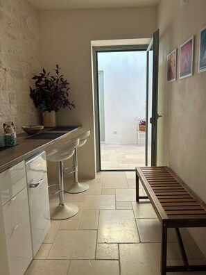 Suite Deluxe, baño privado, vistas al patio | Zona de estar | Smart TV de 43 pulgadas con canales por satélite