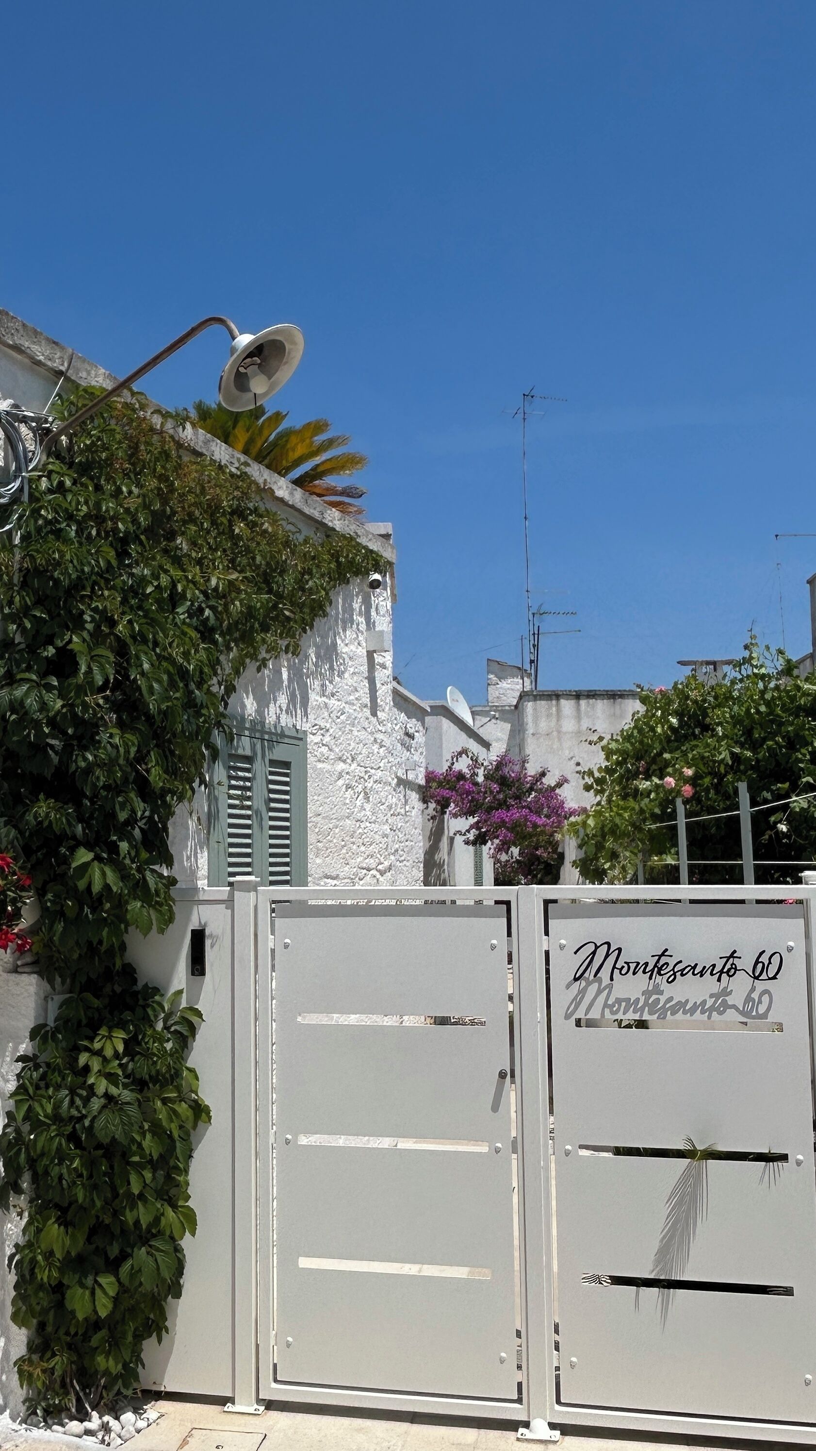 Deluxe-Suite, eigenes Bad, Blick auf den Innenhof | Wohnbereich | 43-Zoll-Smart-TV mit Satellitenempfang