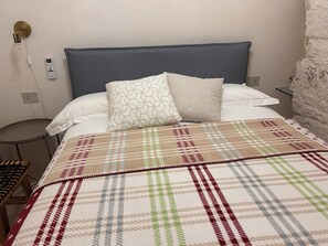 Deluxe Suite, Private Bathroom, Courtyard View | Egyptian cotton sheets, premium bedding, down comforters - Montesanto 60 Suite & Relax Alberobello (Alberobello)