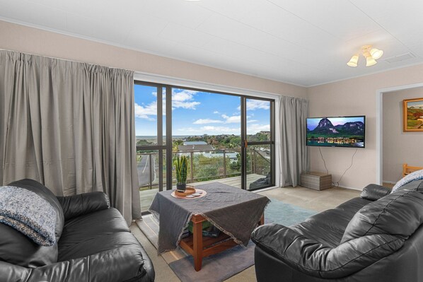 TV - Seaview Lookout - Mangawhai Heads Holiday Home (Mangawhai)