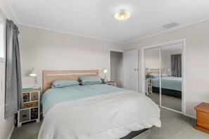 3 habitaciones, tabla de planchar con plancha, wifi y ropa de cama 