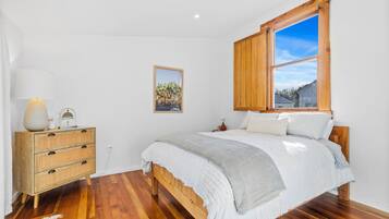 4 bedrooms, iron/ironing board, WiFi