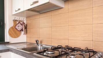 Frigorifero, forno, piano cottura, macchina per tè/caffè