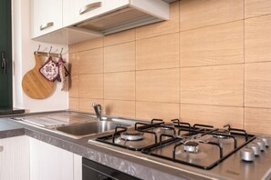 Een koelkast, een oven, een kookplaat, een koffiezetapparaat/waterkoker