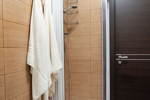 Bruser, hårtørrer, bidet, håndklæder