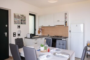 Fridge, oven, stovetop, coffee/tea maker
