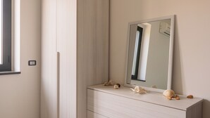 A minimalist bathroom with a large mirror, a light-colored vanity, and a window. - Panoramic house surrounded by nature just 8 minutes from the beaches of Diamante (Maiera')