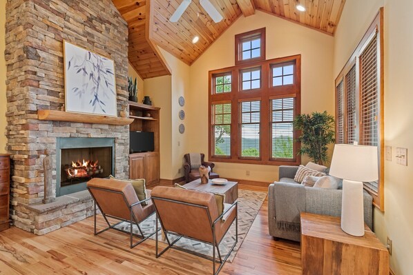 House, Multiple Beds, Fireplace, Mountain View (Haven on the Ridge at Echota) | Interior