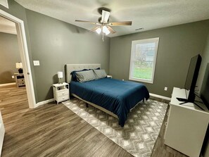 2 bedrooms, WiFi, bed sheets - Downtown 2 Bedroom Triplex (Madisonville)