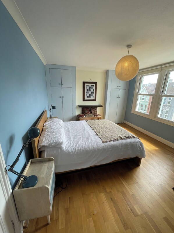 4 habitaciones, tabla de planchar con plancha, wifi y ropa de cama 