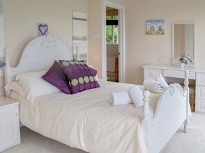 6 bedrooms, free WiFi, bed sheets - There are too many facilities at Cliff Lodge to list… from pool to hot tub. (Torquay)