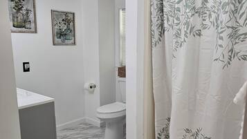 Douche, serviettes fournies, savon, shampooing
