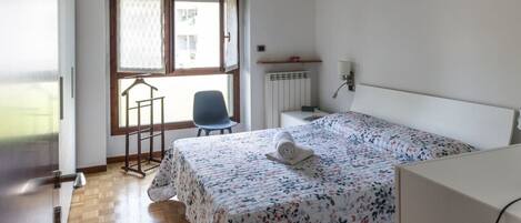 2 Schlafzimmer, Schreibtisch, Bügeleisen/Bügelbrett, WLAN