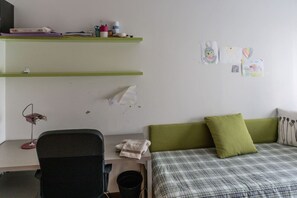 2 bedrooms, desk, iron/ironing board, WiFi