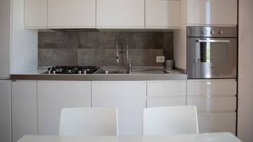 Jääkaappi, uuni, liesi, astianpesukone