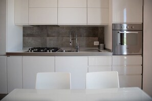 Jääkaappi, uuni, liesi, astianpesukone