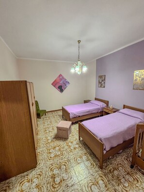 2 makuuhuonetta, työpöytä, silitysrauta/-lauta