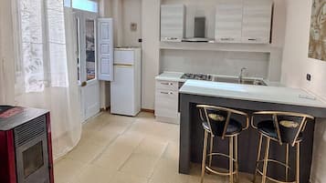 Kühlschrank, Ofen, Herdplatte, Wasserkocher mit Kaffee-/Teezubehör