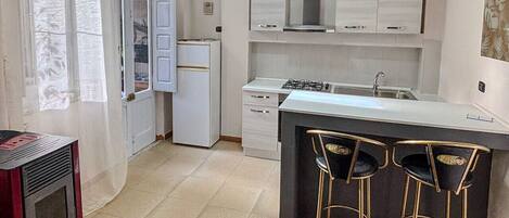 Kühlschrank, Ofen, Herdplatte, Wasserkocher mit Kaffee-/Teezubehör