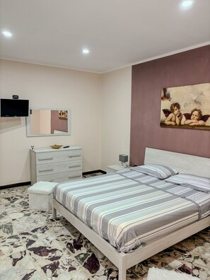 2 makuuhuonetta, työpöytä, silitysrauta/-lauta