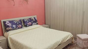 2 bedrooms, desk, iron/ironing board, WiFi