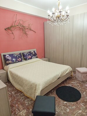 2 Schlafzimmer, Schreibtisch, Bügeleisen/Bügelbrett, WLAN