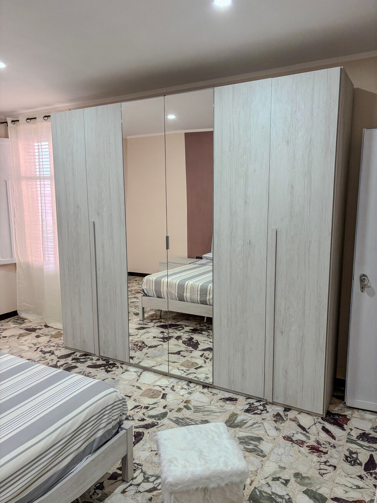 2 soverom, skrivebord og strykejern/-brett