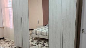 2 chambres, bureau, fer et planche Ă repasser