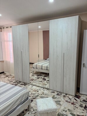 2 Schlafzimmer, Schreibtisch, Bügeleisen/Bügelbrett