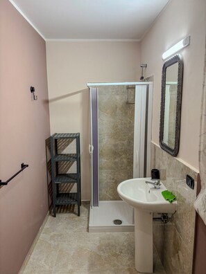 Secador de cabelo, toalhas de banho