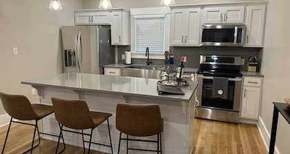 Thompson House #2-Overlooking City Park. Walk to Campus, Aggieville & Downtown