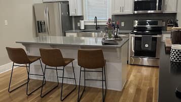 Réfrigérateur, four à micro-ondes, un four, surface de cuisson