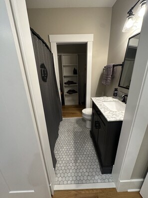Shower, hair dryer, towels, soap - Thompson House #2-Overlooking City Park. Walk to Campus, Aggieville & Downtown (Manhattan)