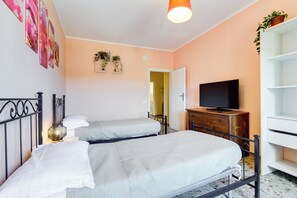 3 slaapkamers, een strijkplank/strijkijzer, wifi, beddengoed